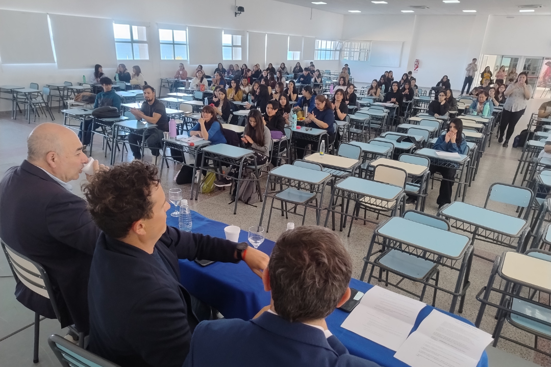 Charla a alumnos de derecho en Comodoro — Octubre 2025