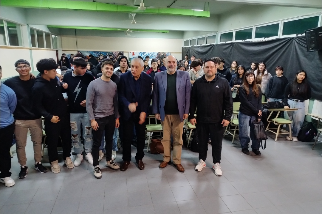 Charla con jóvenes en UNPSJB — Agosto 2025